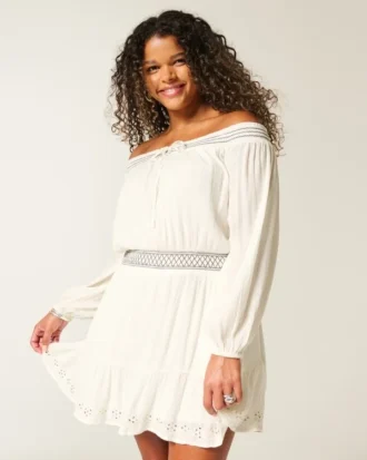 Vestido tecido com ombros à mostra