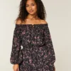 Vestido tecido com ombros à mostra Vestido tecido com ombros à mostra